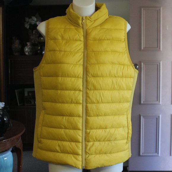 MUSTARD YELLOW PUFFER VEST WITH HOODIE SIZE LARGE - Picture 7 of 12